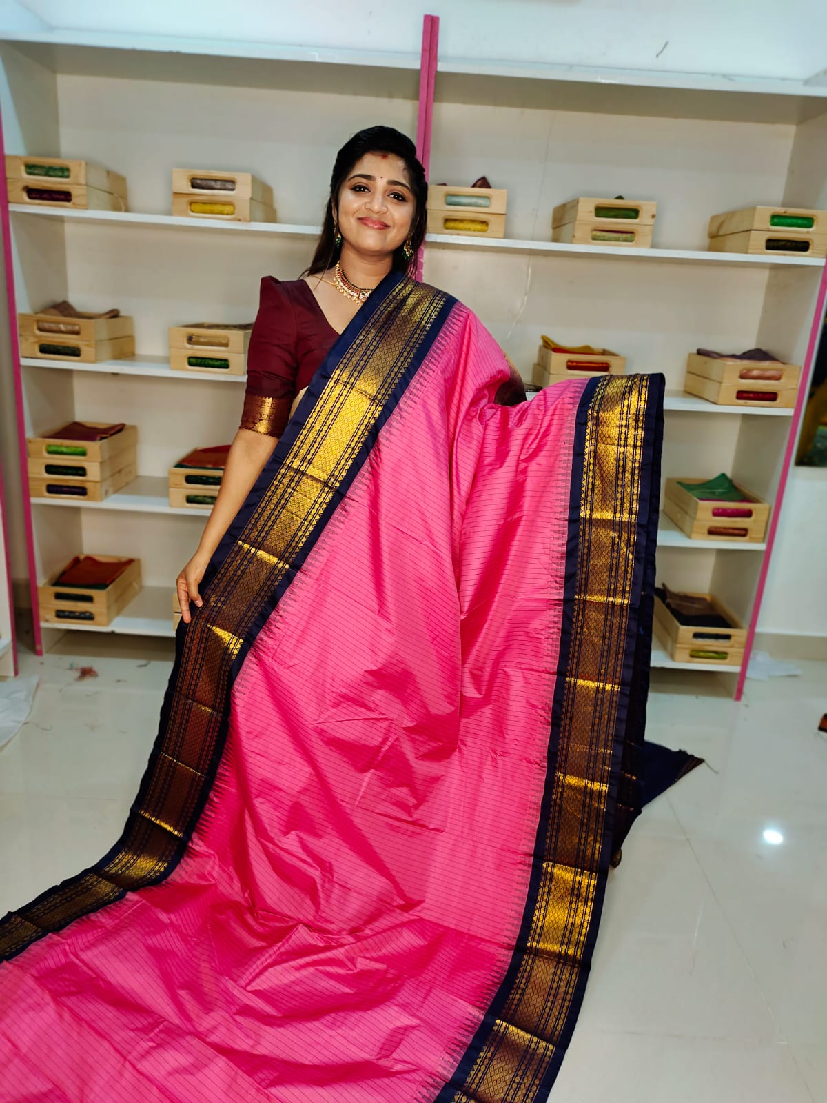 50% గద్వాల్ పట్టు చీరలను ఆఫర్ చేస్తాయి