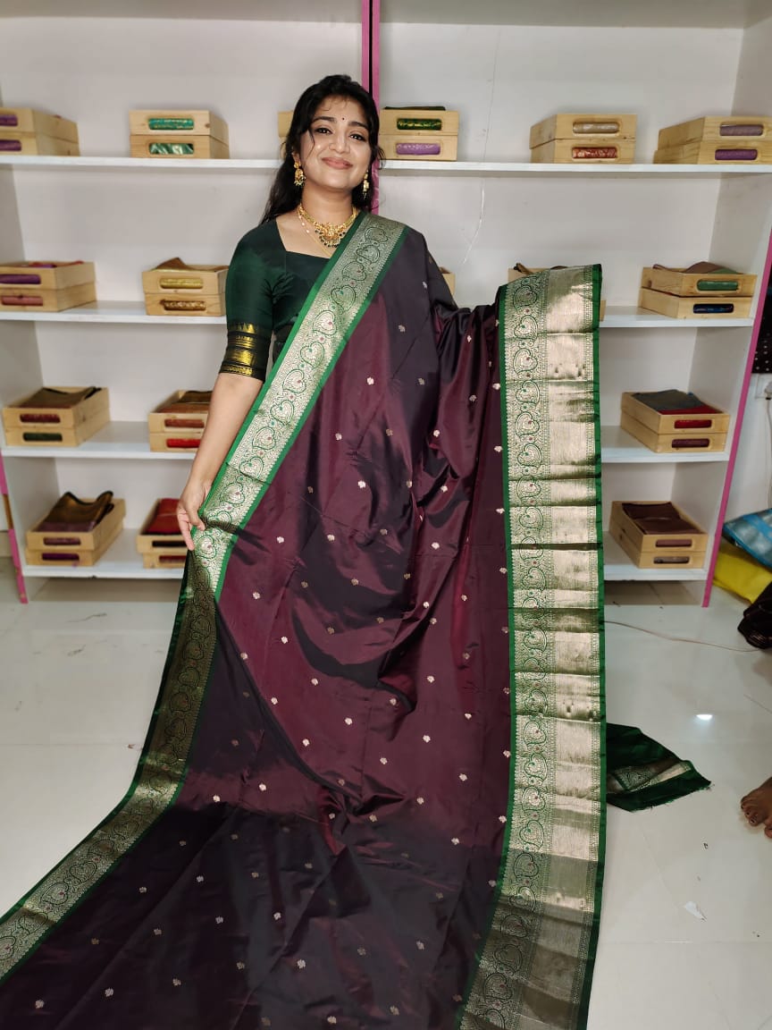 మృదువైన బనారసి పట్టు
