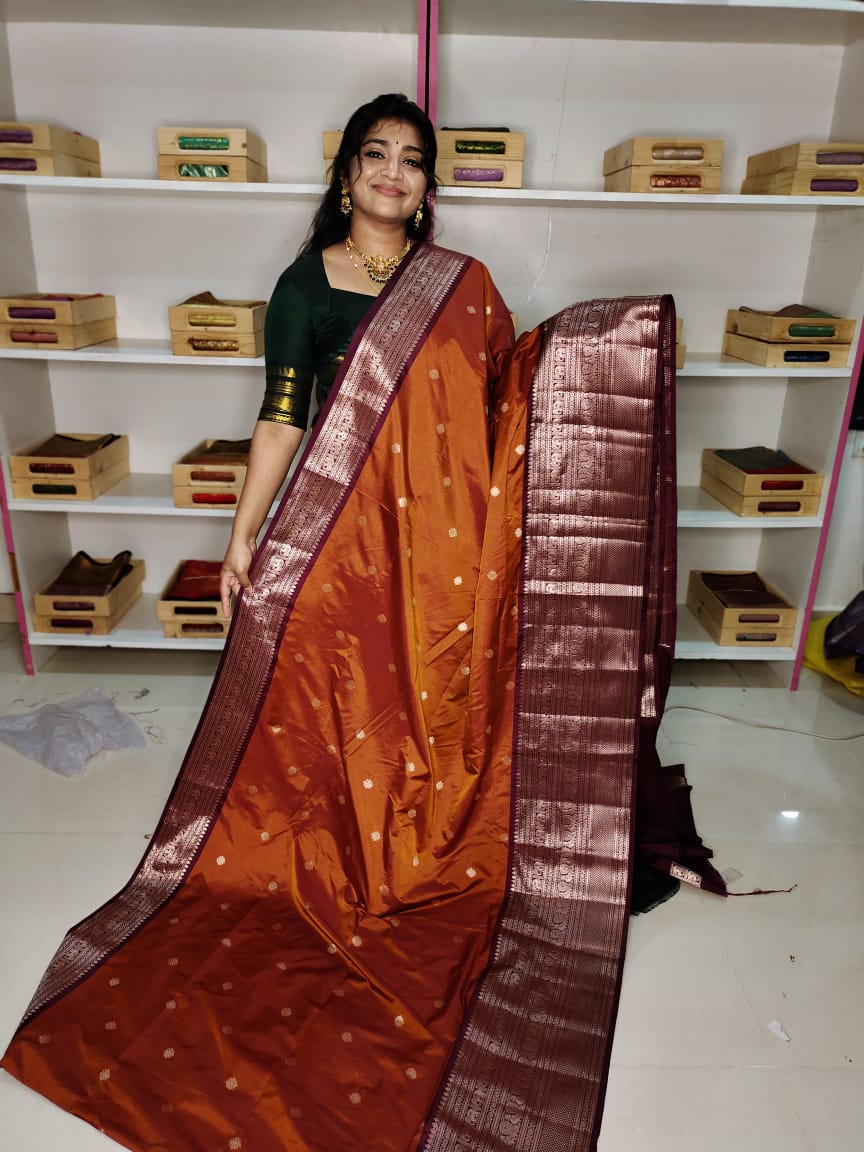 మృదువైన బనారసి పట్టు