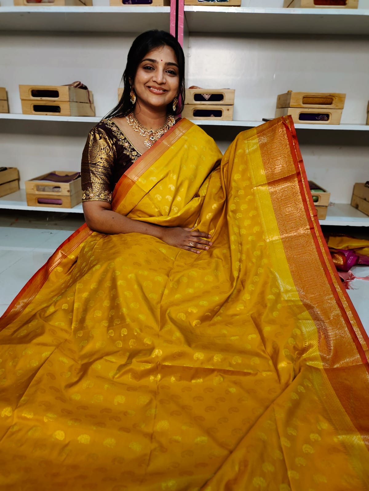 50% చీరలు ఆఫర్ చేస్తాయి