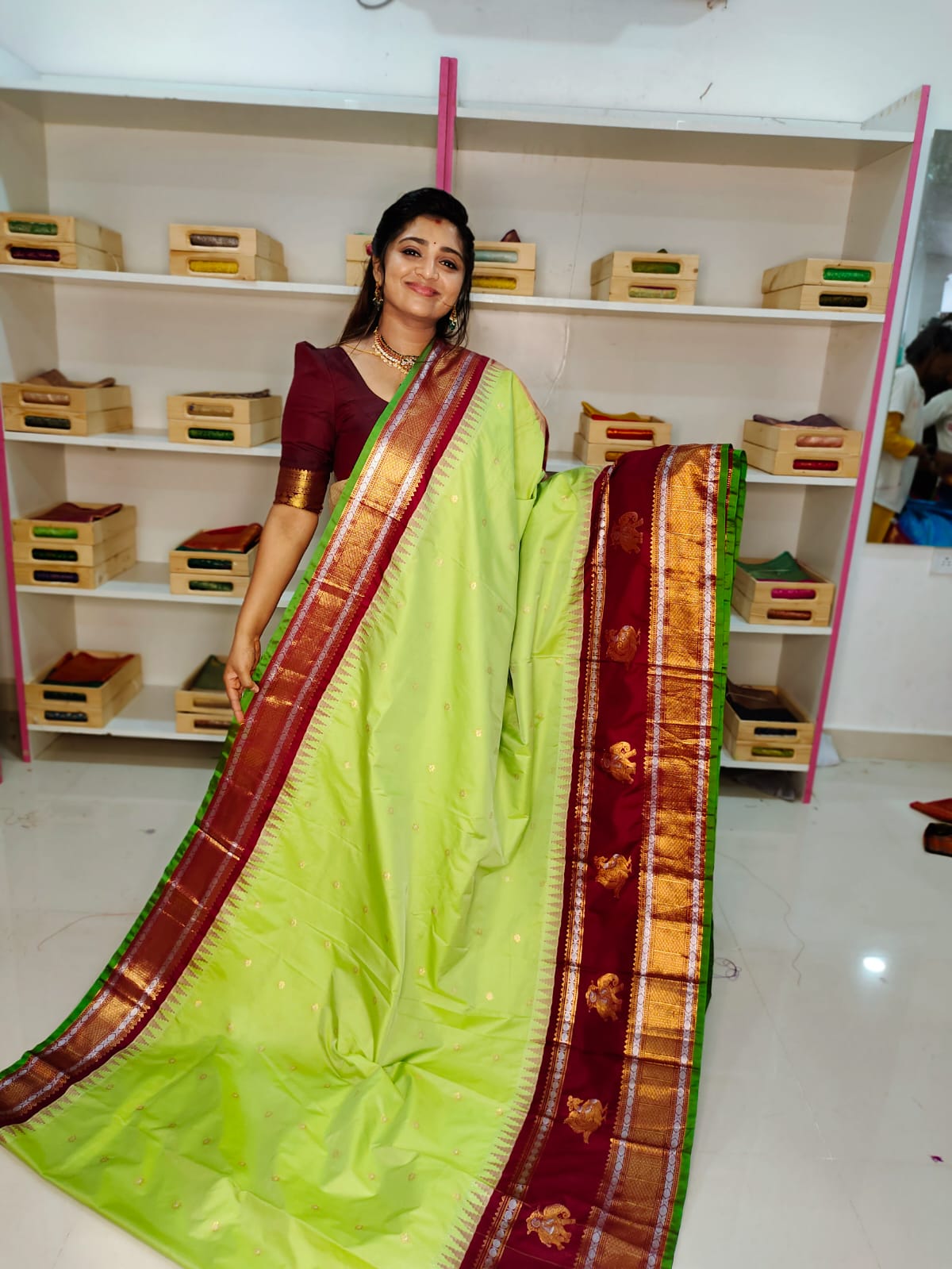 50% గద్వాల్ పట్టు చీరలను ఆఫర్ చేస్తాయి