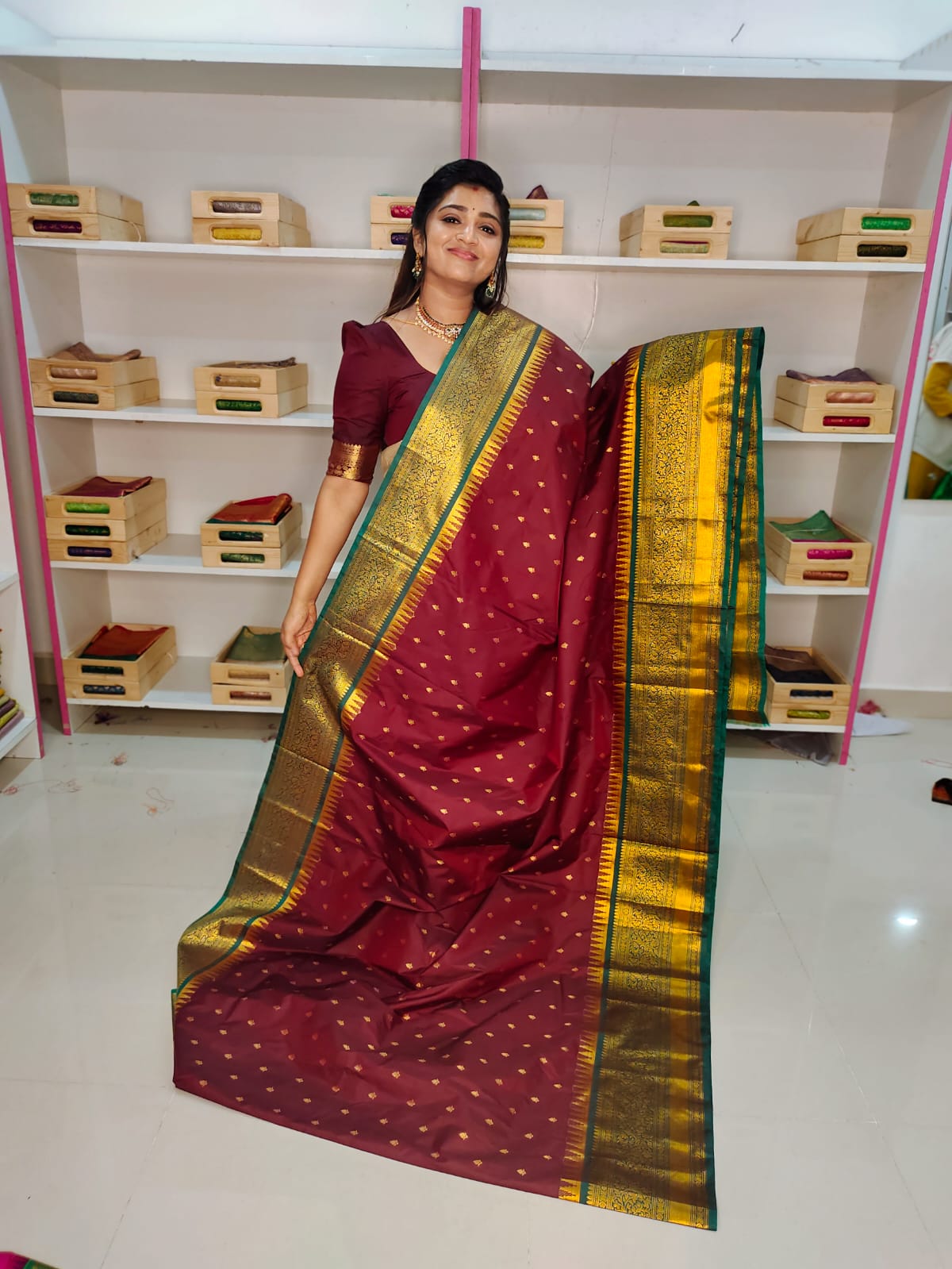 50% గద్వాల్ పట్టు చీరలను ఆఫర్ చేస్తాయి