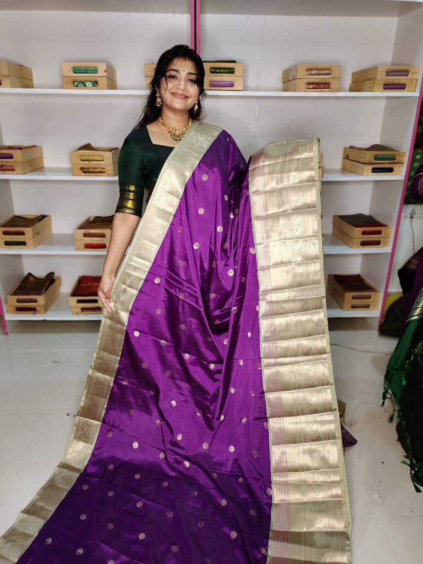 మృదువైన బనారసి పట్టు