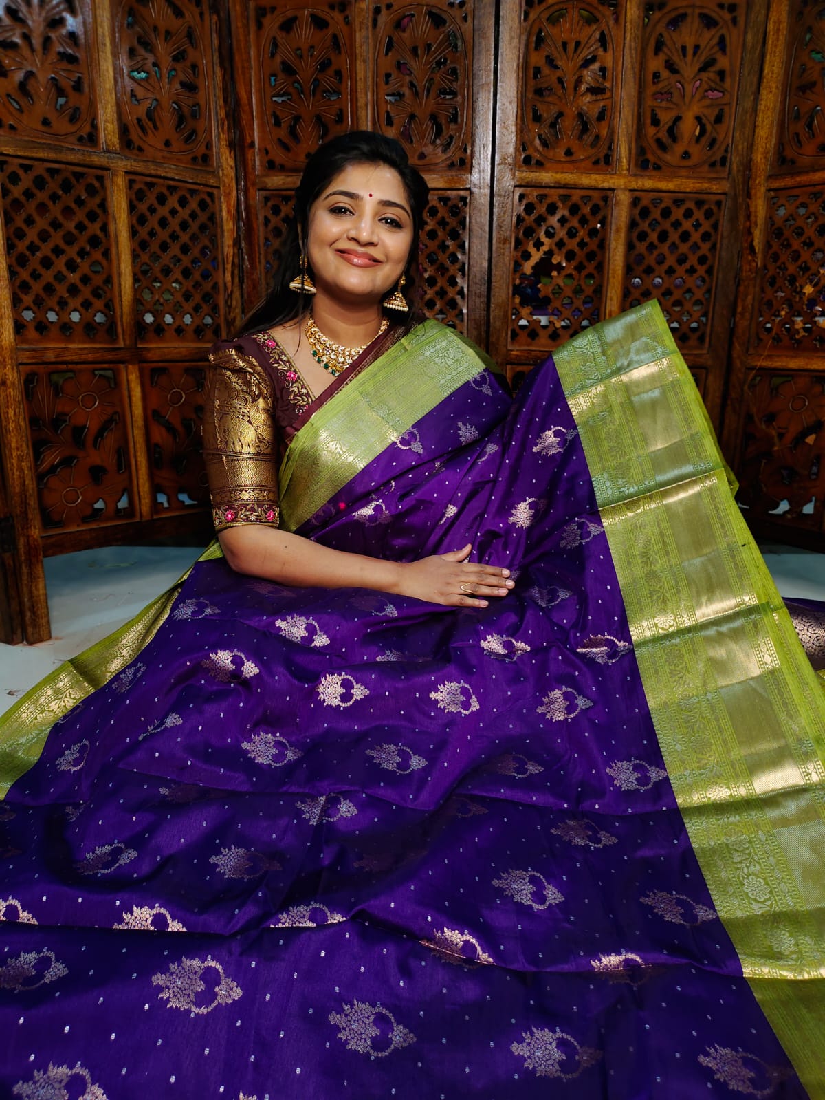 50% ఫ్యాన్సీ చీరలను అందిస్తారు