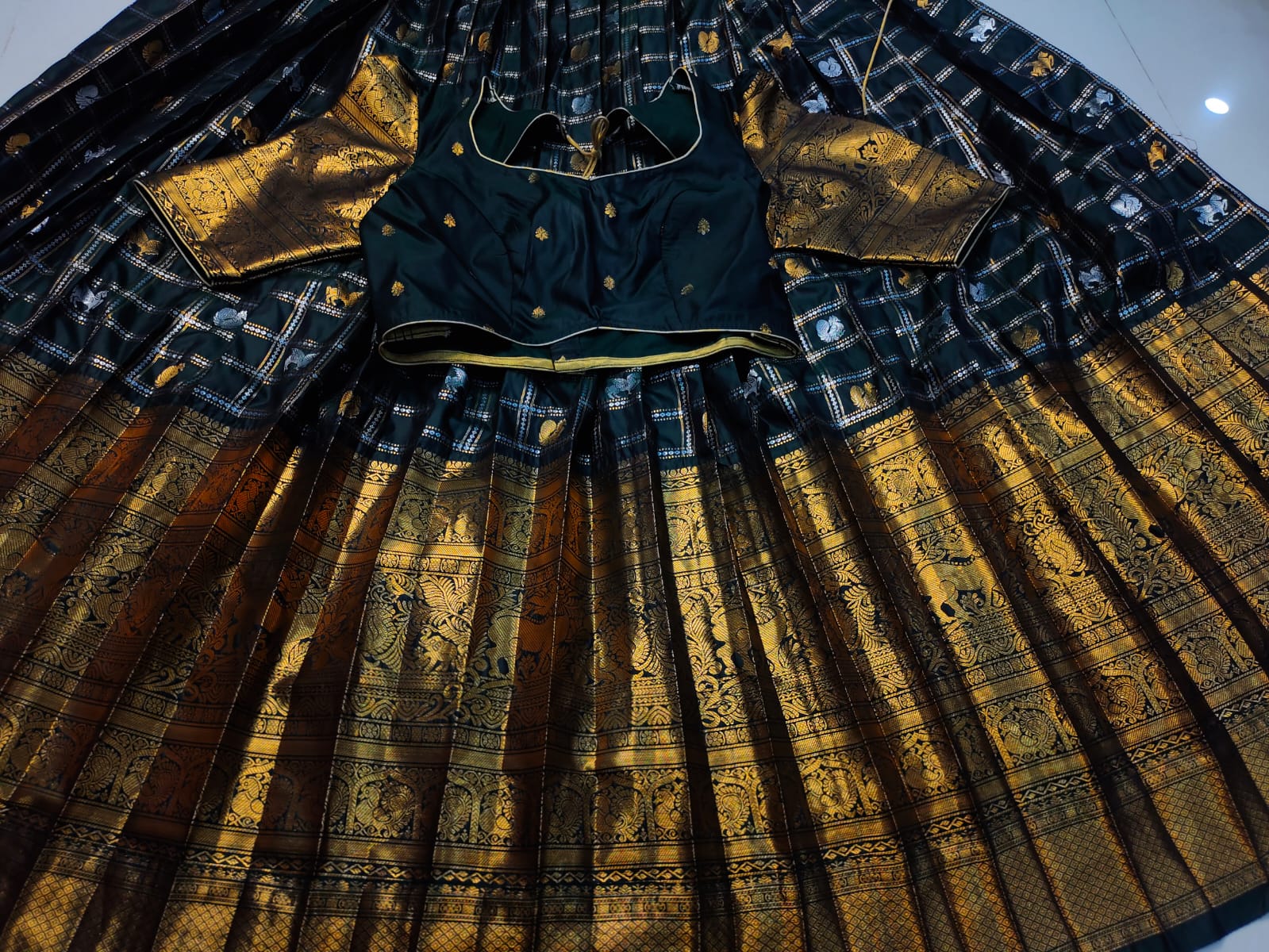 Vintage gadwal lehangas