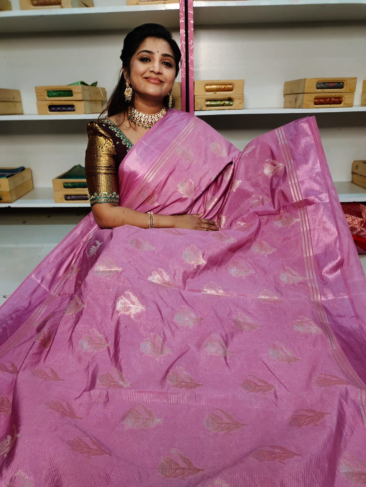 50% ఫ్యాన్సీ చీరలను అందిస్తారు