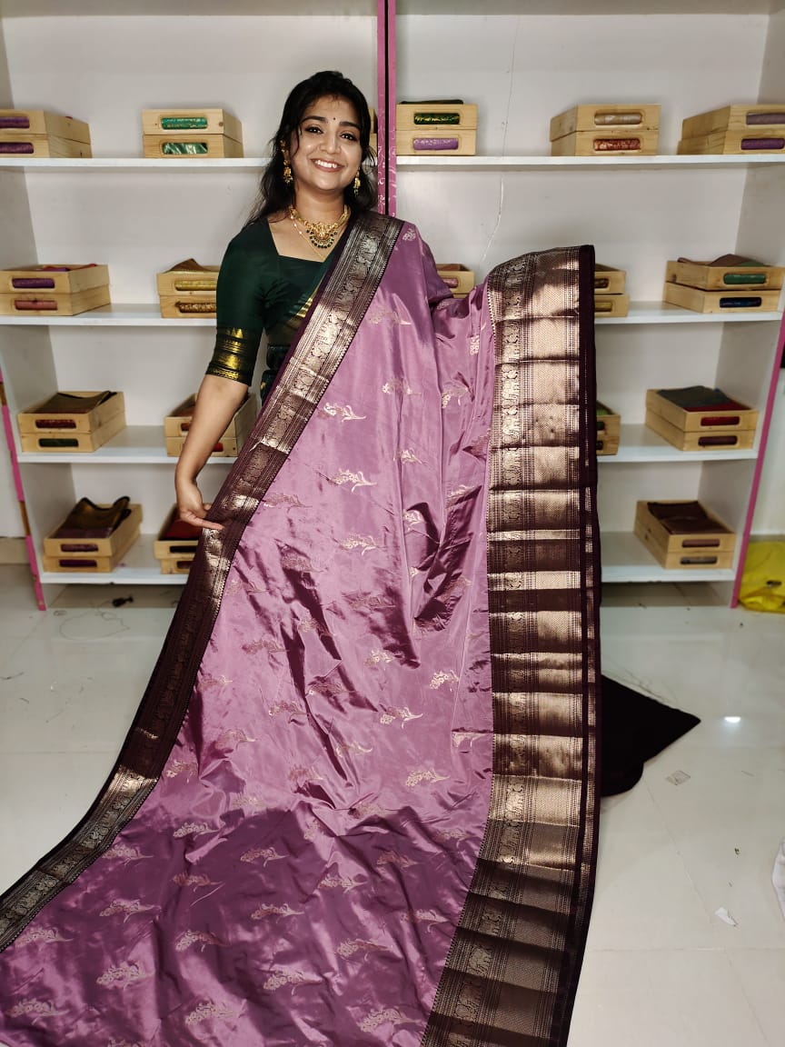 మృదువైన బనారసి పట్టు