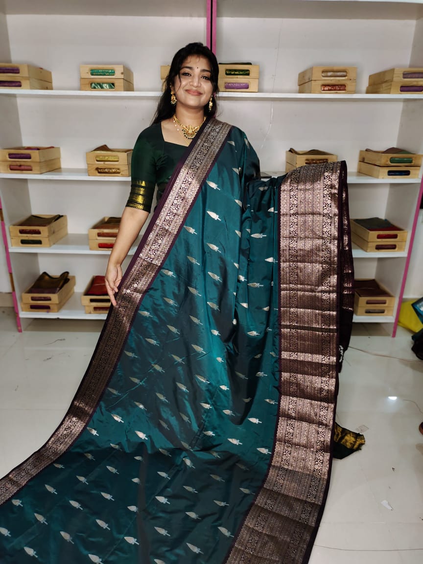 మృదువైన బనారసి పట్టు