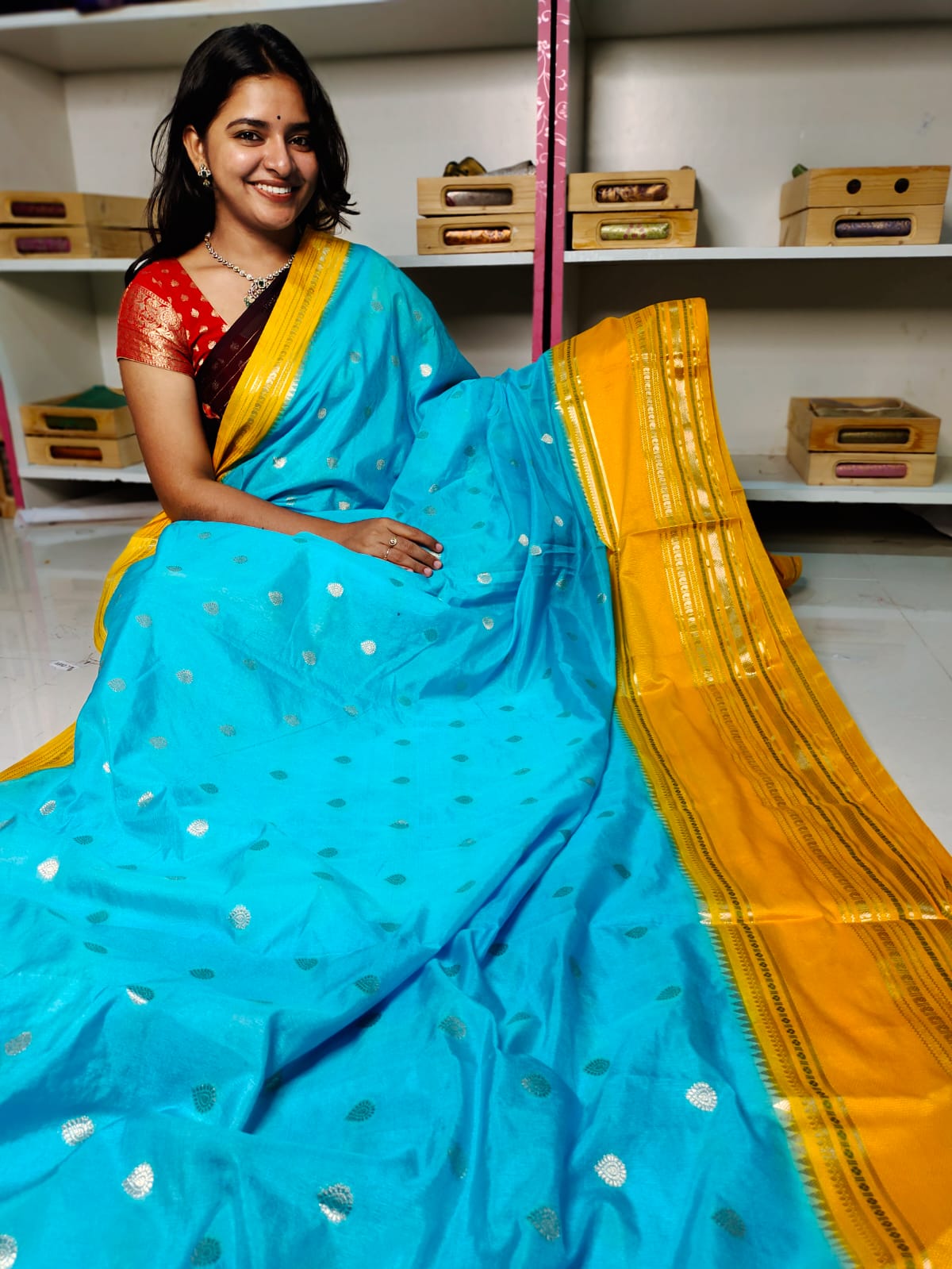 దీపావళికి చీరలు ఆఫర్ చేయండి