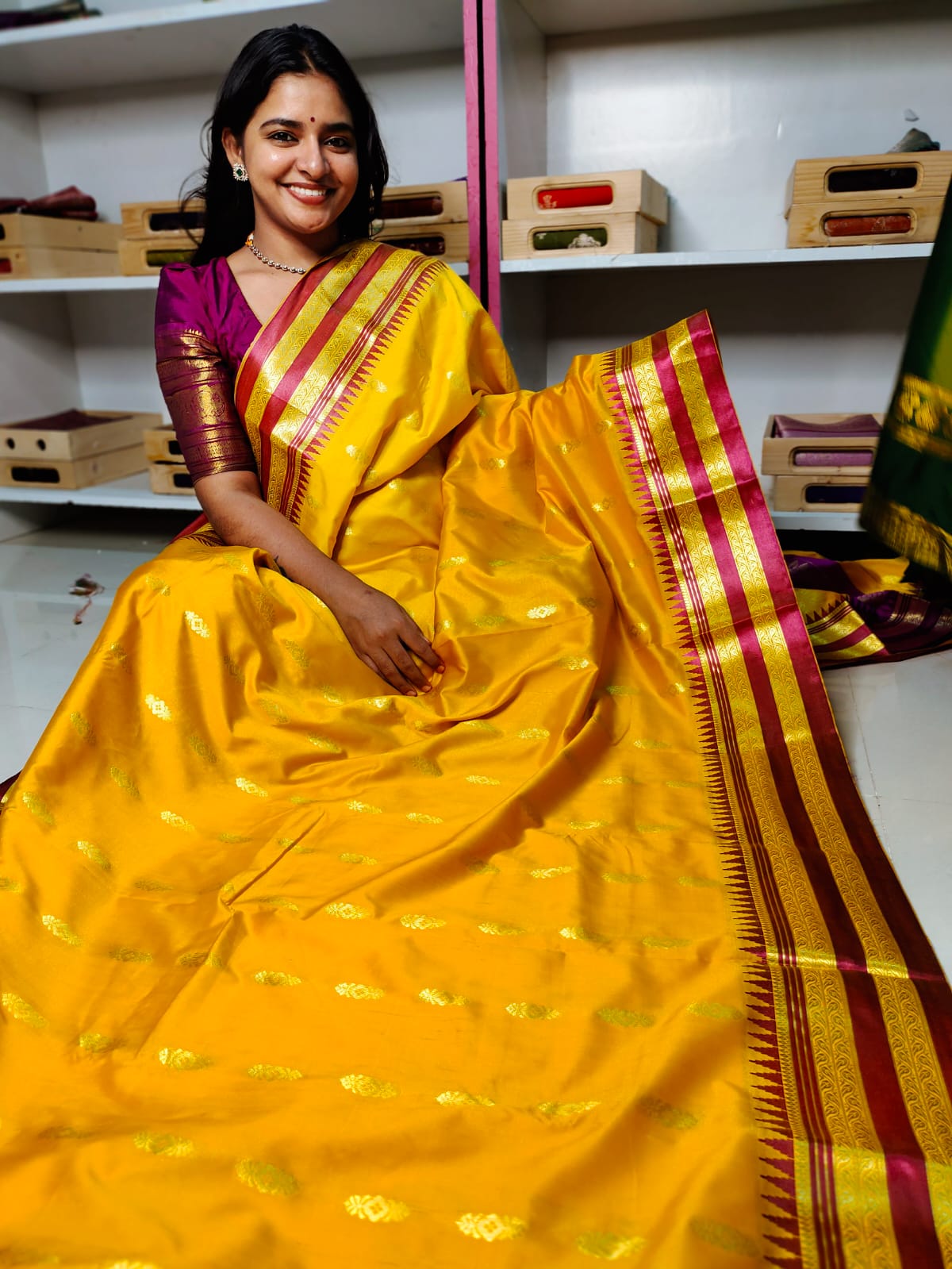 దీపావళికి చీరలు ఆఫర్ చేయండి