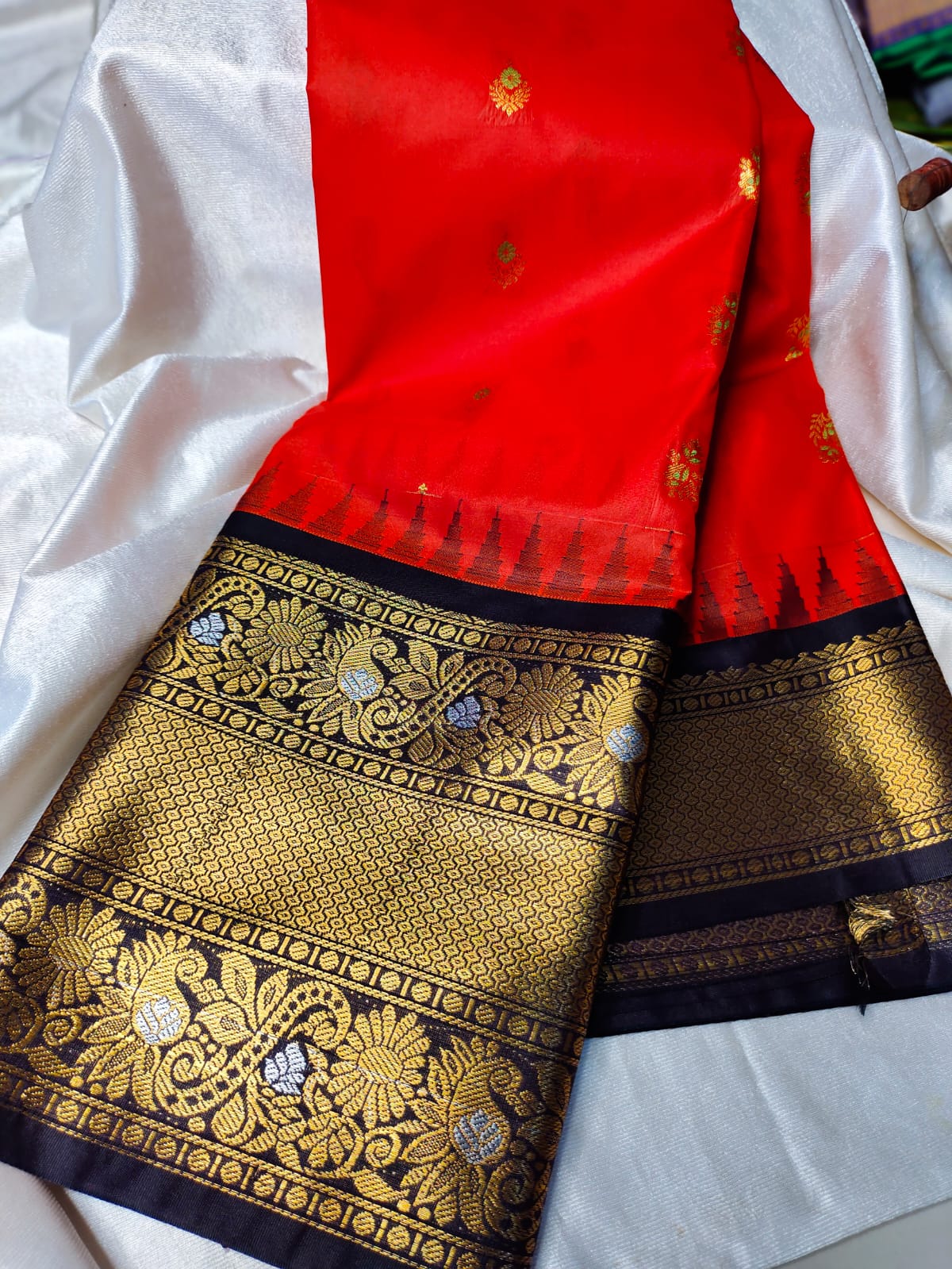 Vitange gadwal silk