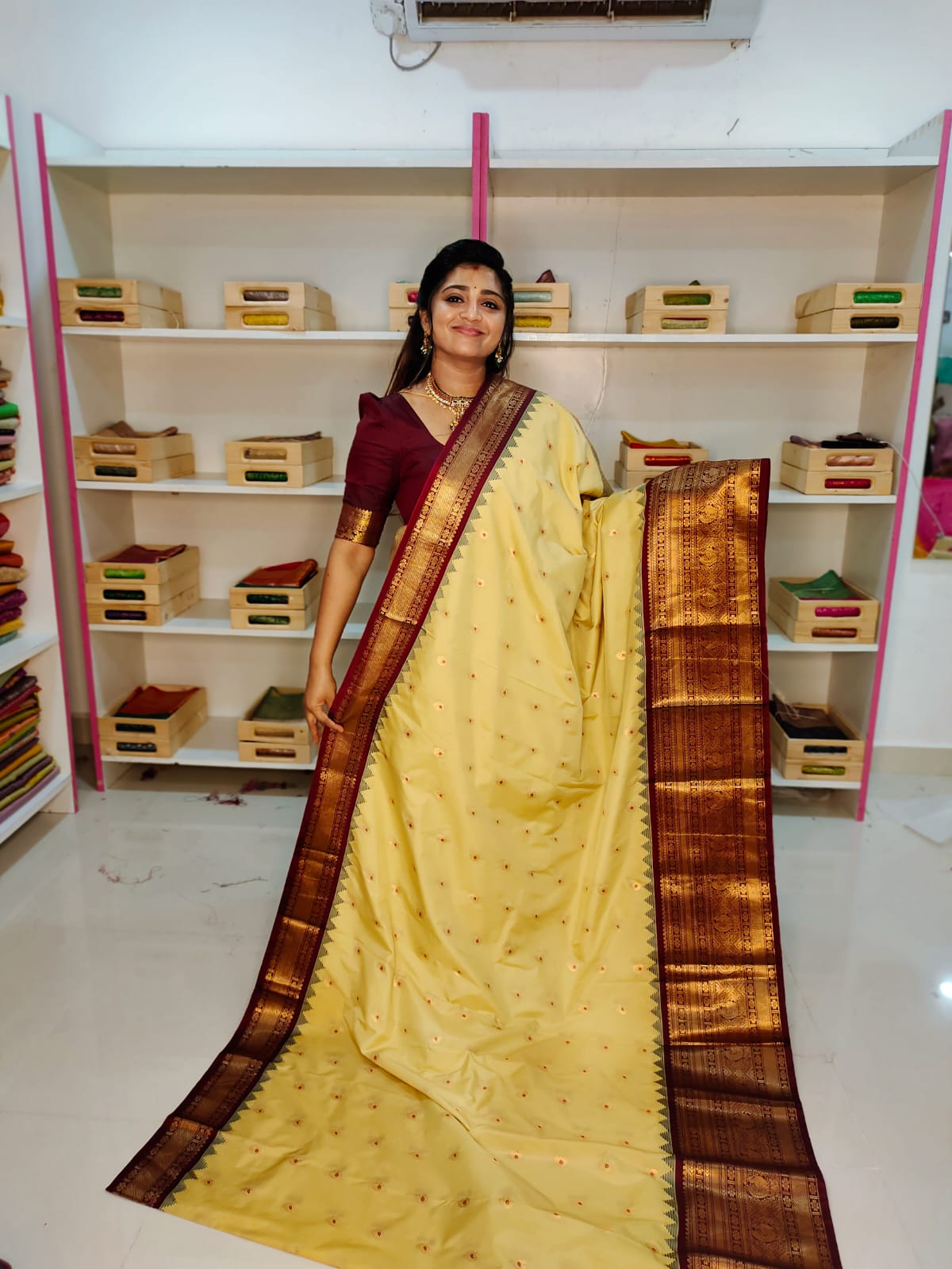 50% గద్వాల్ పట్టు చీరలను ఆఫర్ చేస్తాయి