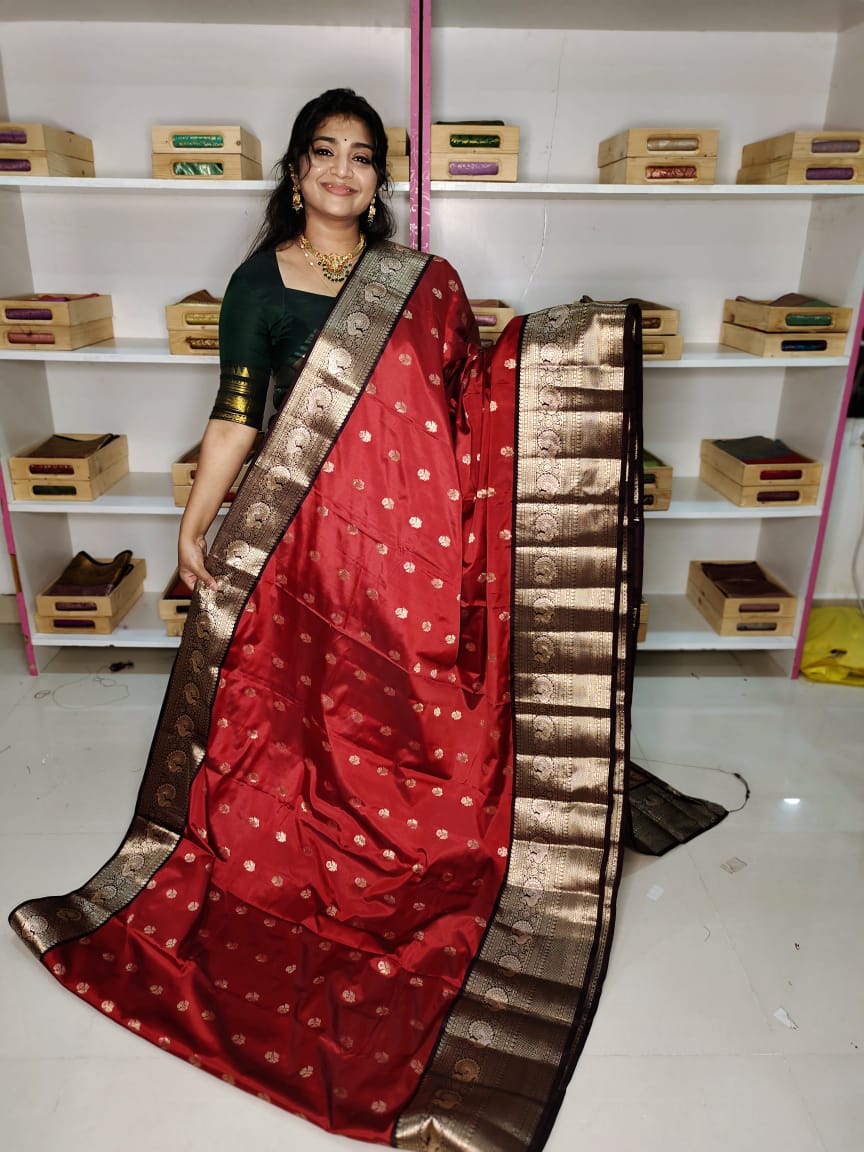 మృదువైన బనారసి పట్టు