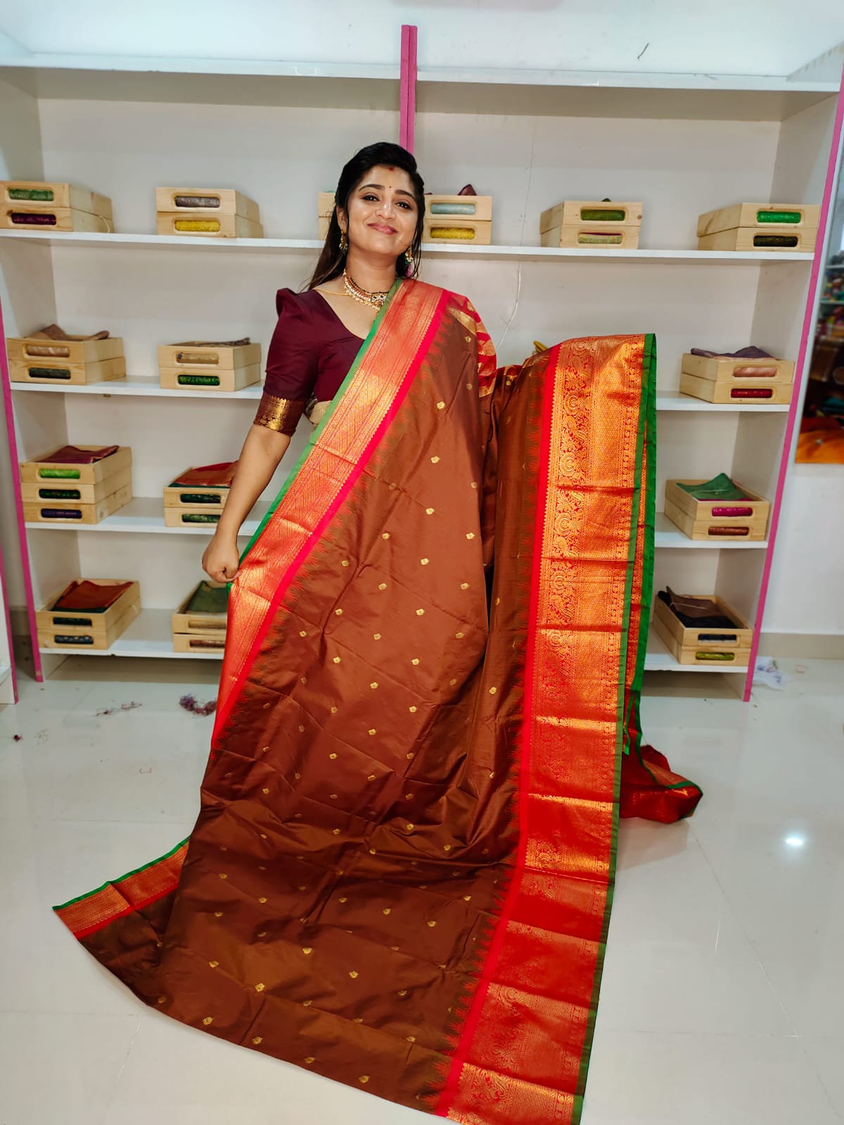 50% గద్వాల్ పట్టు చీరలను ఆఫర్ చేస్తాయి