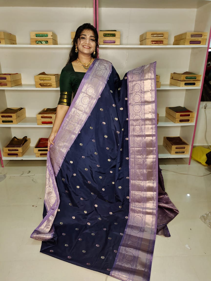 మృదువైన బనారసి పట్టు