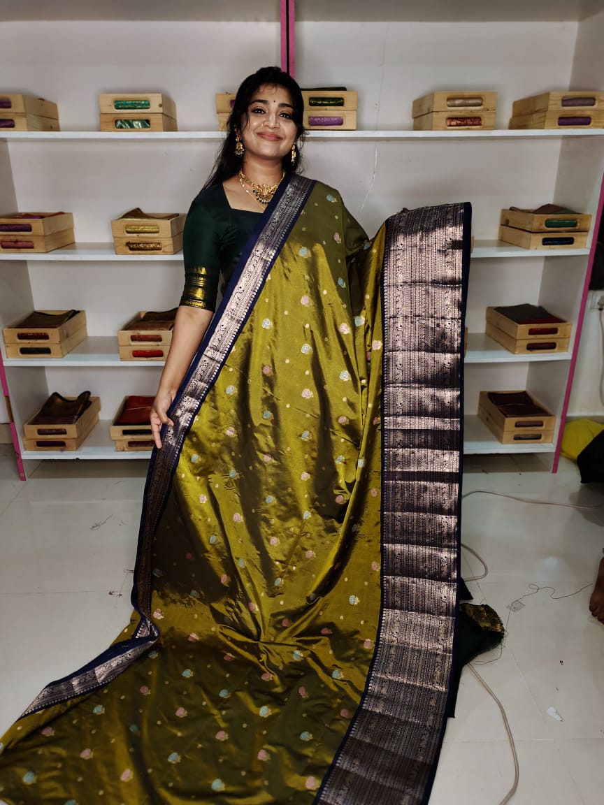 మృదువైన బనారసి పట్టు