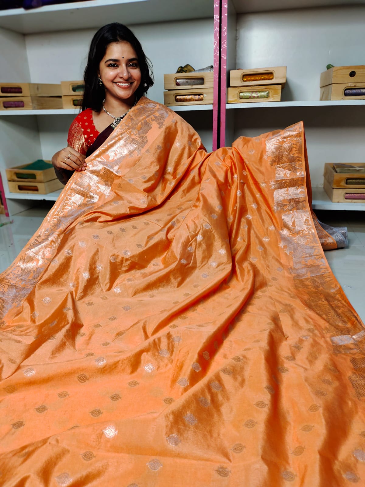 దీపావళికి చీరలు ఆఫర్ చేయండి