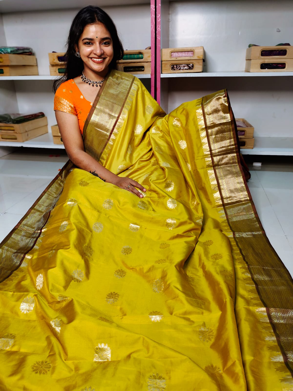 దీపావళికి చీరలు ఆఫర్ చేయండి