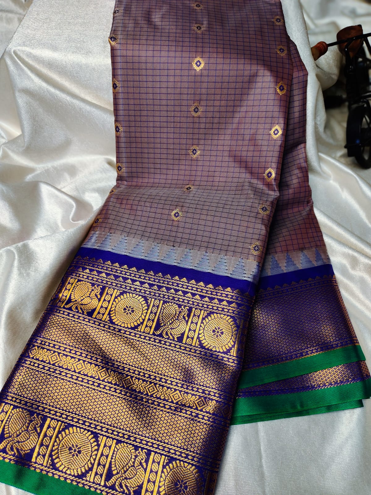 Vitange gadwal silk
