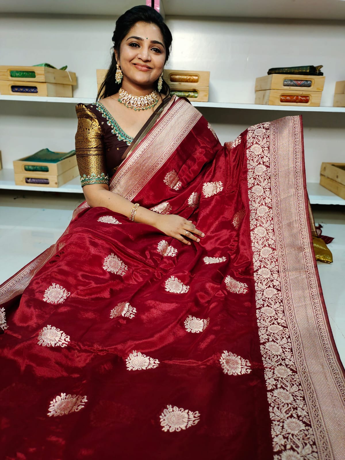 50% ఫ్యాన్సీ చీరలను అందిస్తారు