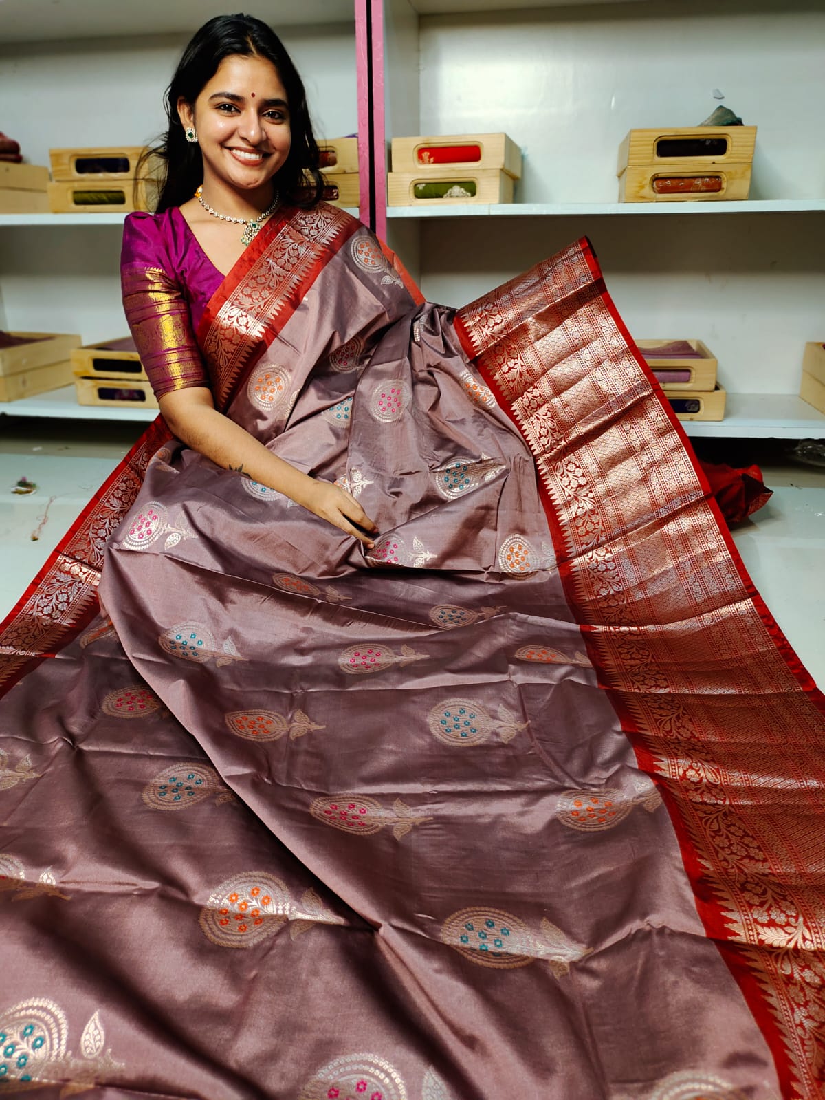 దీపావళికి చీరలు ఆఫర్ చేయండి