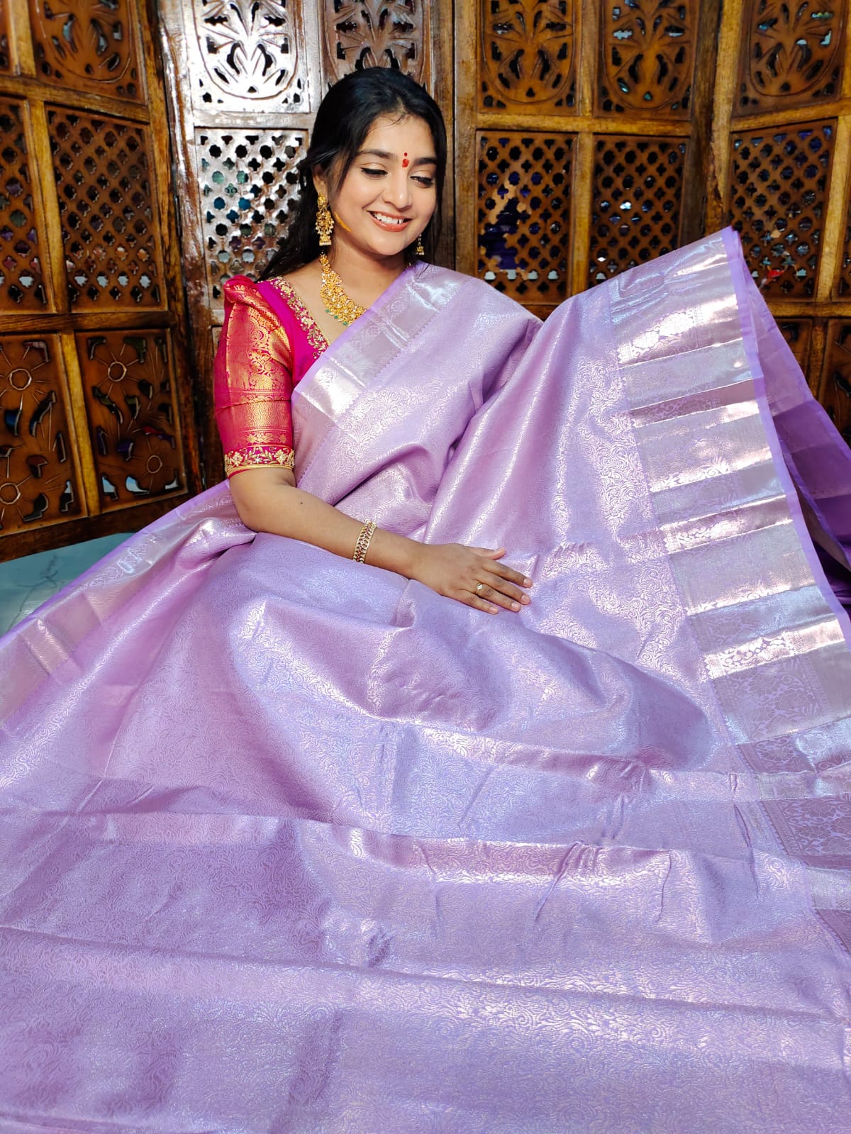 90% కంచి పట్టు చీరలను అందిస్తున్నాయి