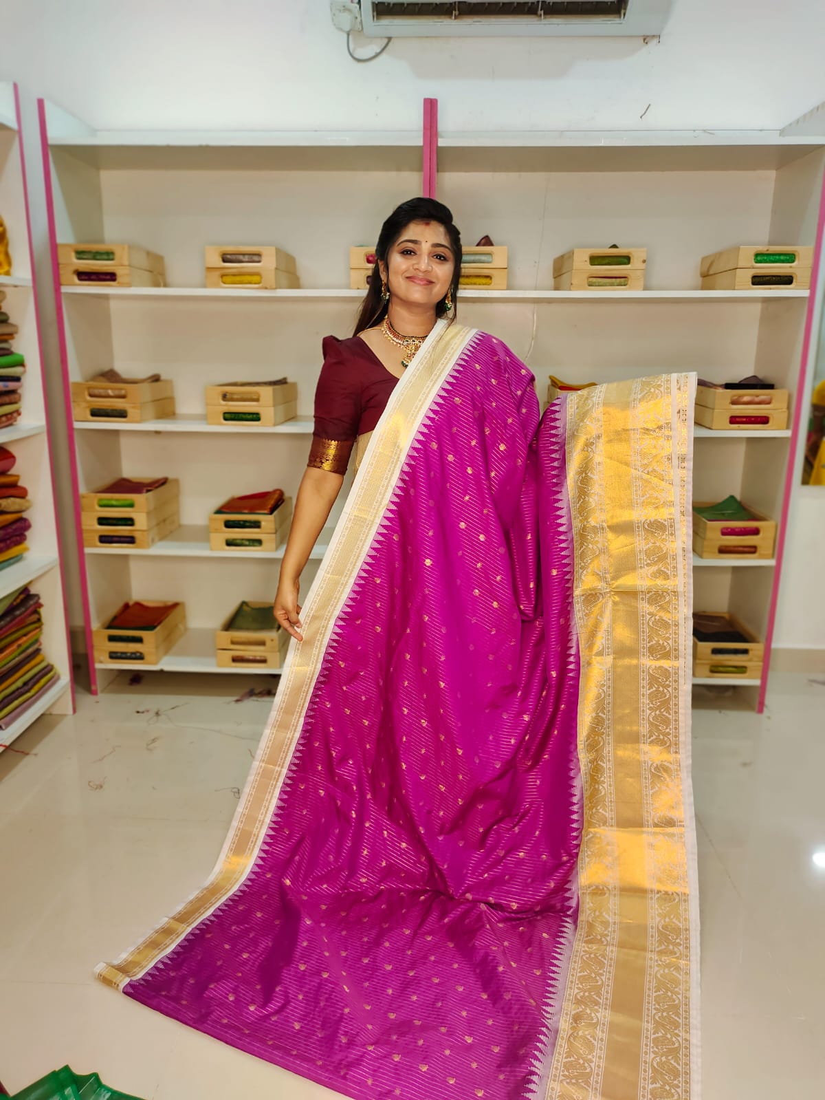 50% గద్వాల్ పట్టు చీరలను ఆఫర్ చేస్తాయి