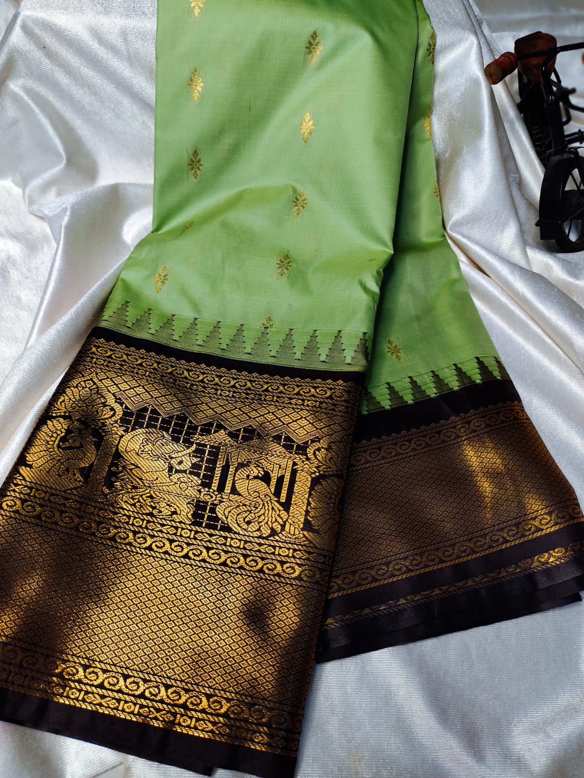 Vitange gadwal silk