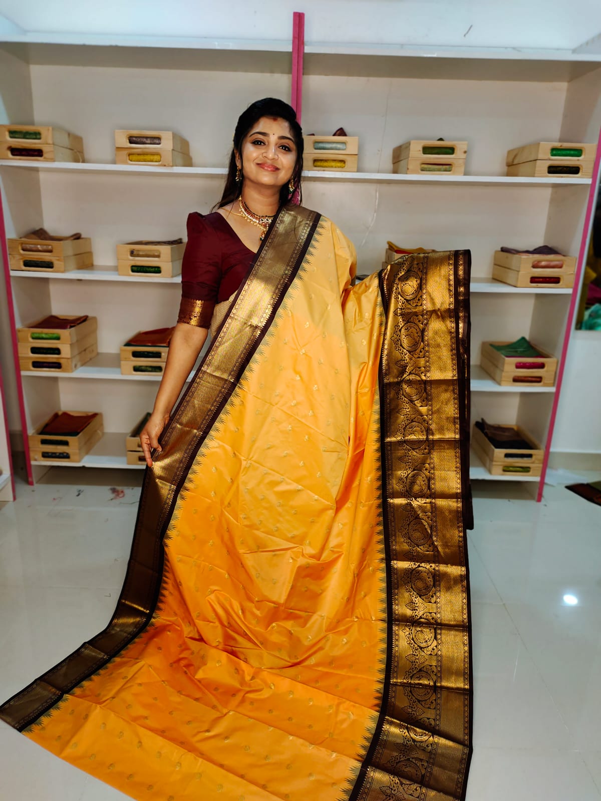 50% గద్వాల్ పట్టు చీరలను ఆఫర్ చేస్తాయి