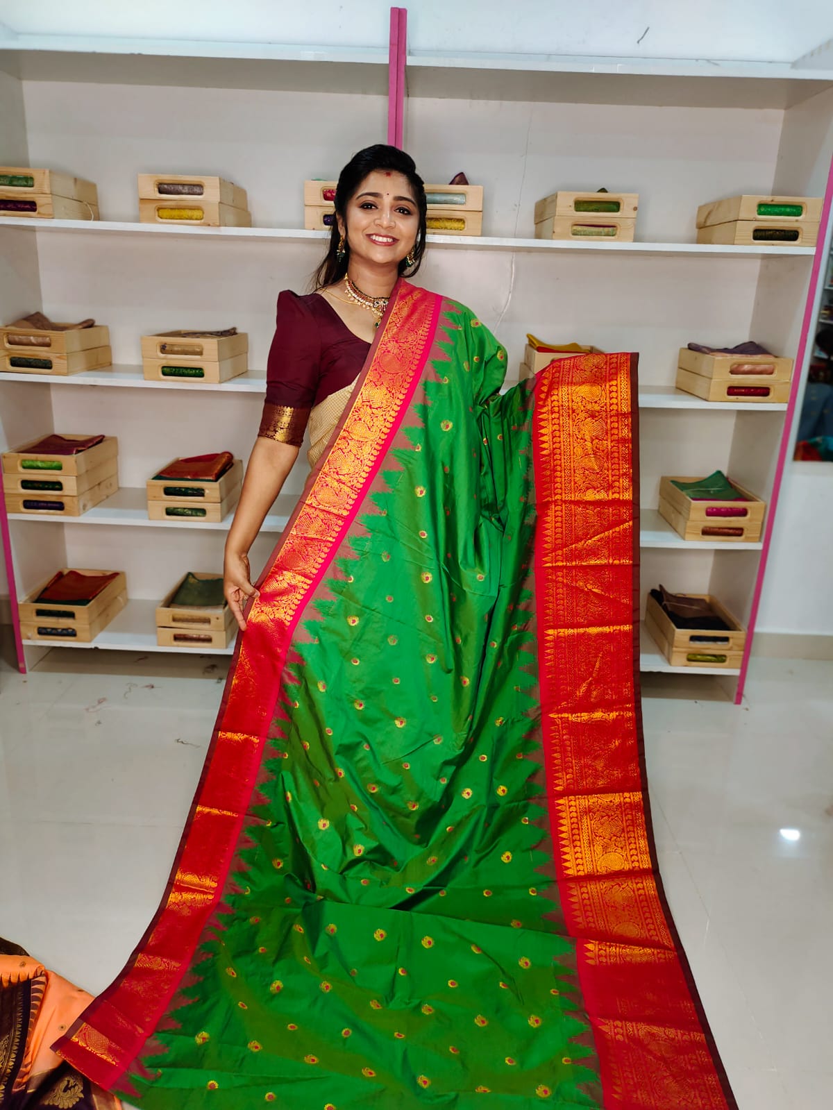 50% గద్వాల్ పట్టు చీరలను ఆఫర్ చేస్తాయి
