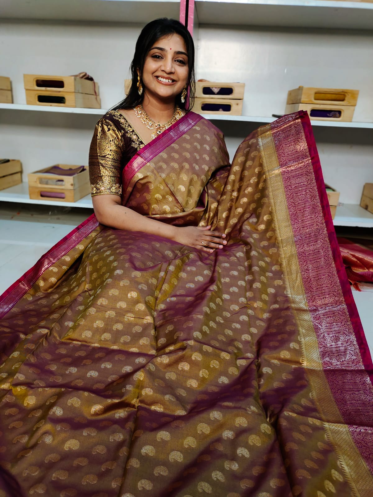 50% చీరలు ఆఫర్ చేస్తాయి