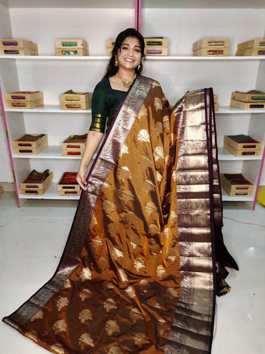 మృదువైన బనారసి పట్టు