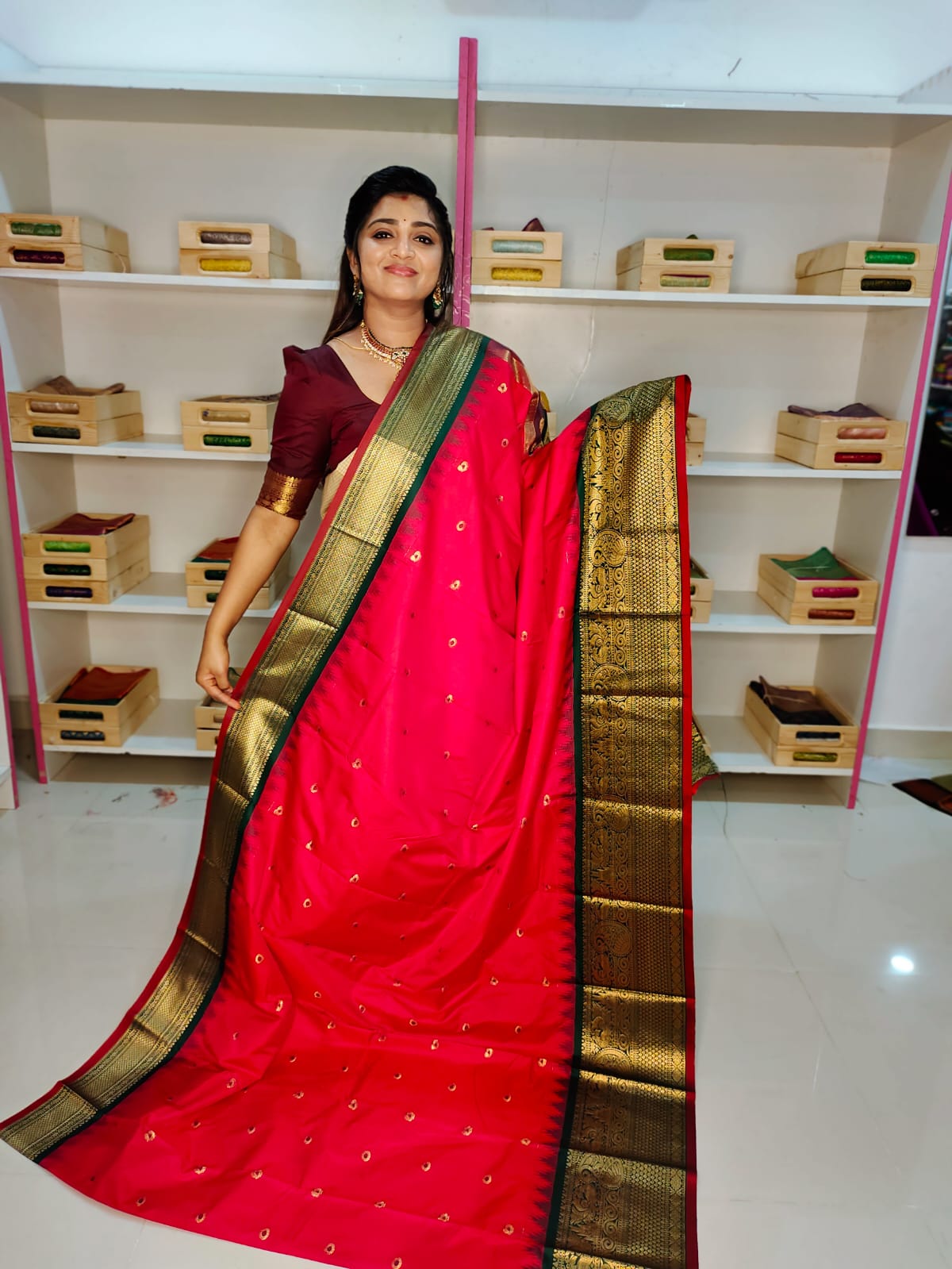 50% గద్వాల్ పట్టు చీరలను ఆఫర్ చేస్తాయి
