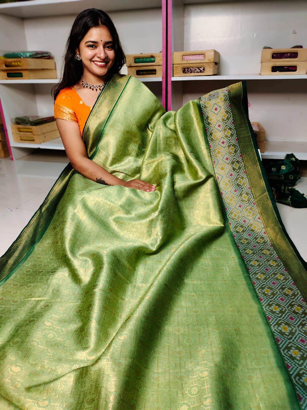 దీపావళికి చీరలు ఆఫర్ చేయండి