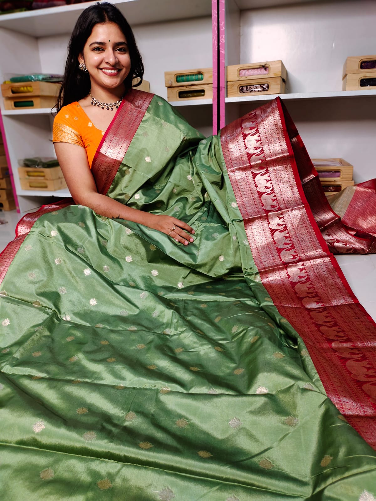 దీపావళికి చీరలు ఆఫర్ చేయండి