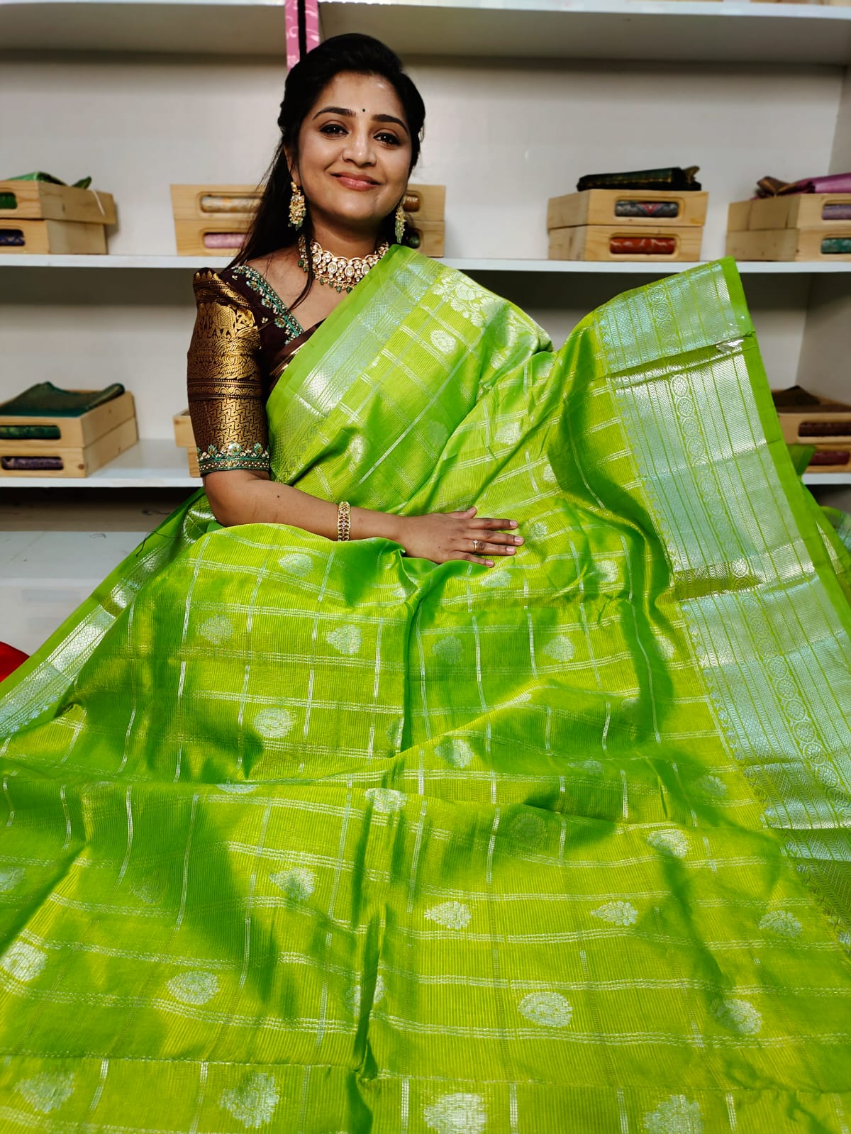 50% ఫ్యాన్సీ చీరలను అందిస్తారు