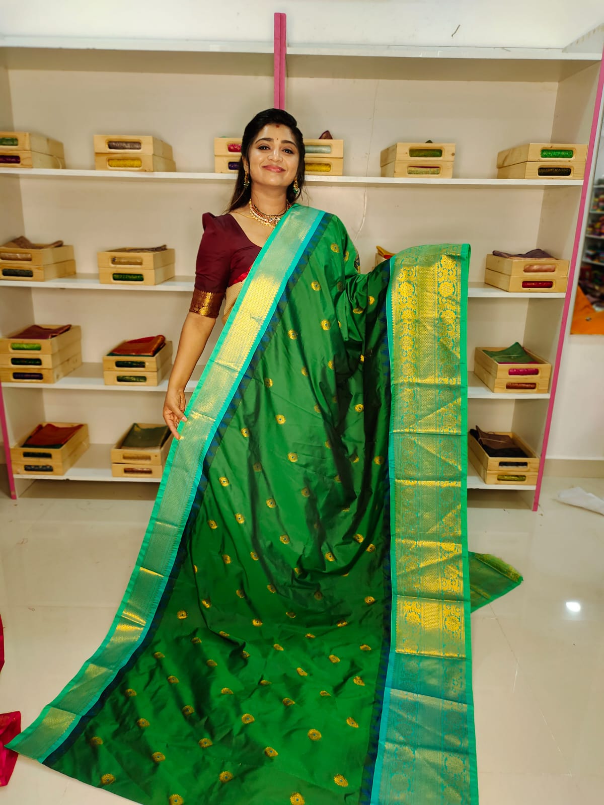 50% గద్వాల్ పట్టు చీరలను ఆఫర్ చేస్తాయి