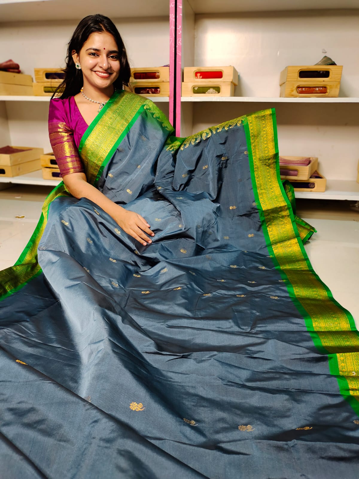 దీపావళికి చీరలు ఆఫర్ చేయండి