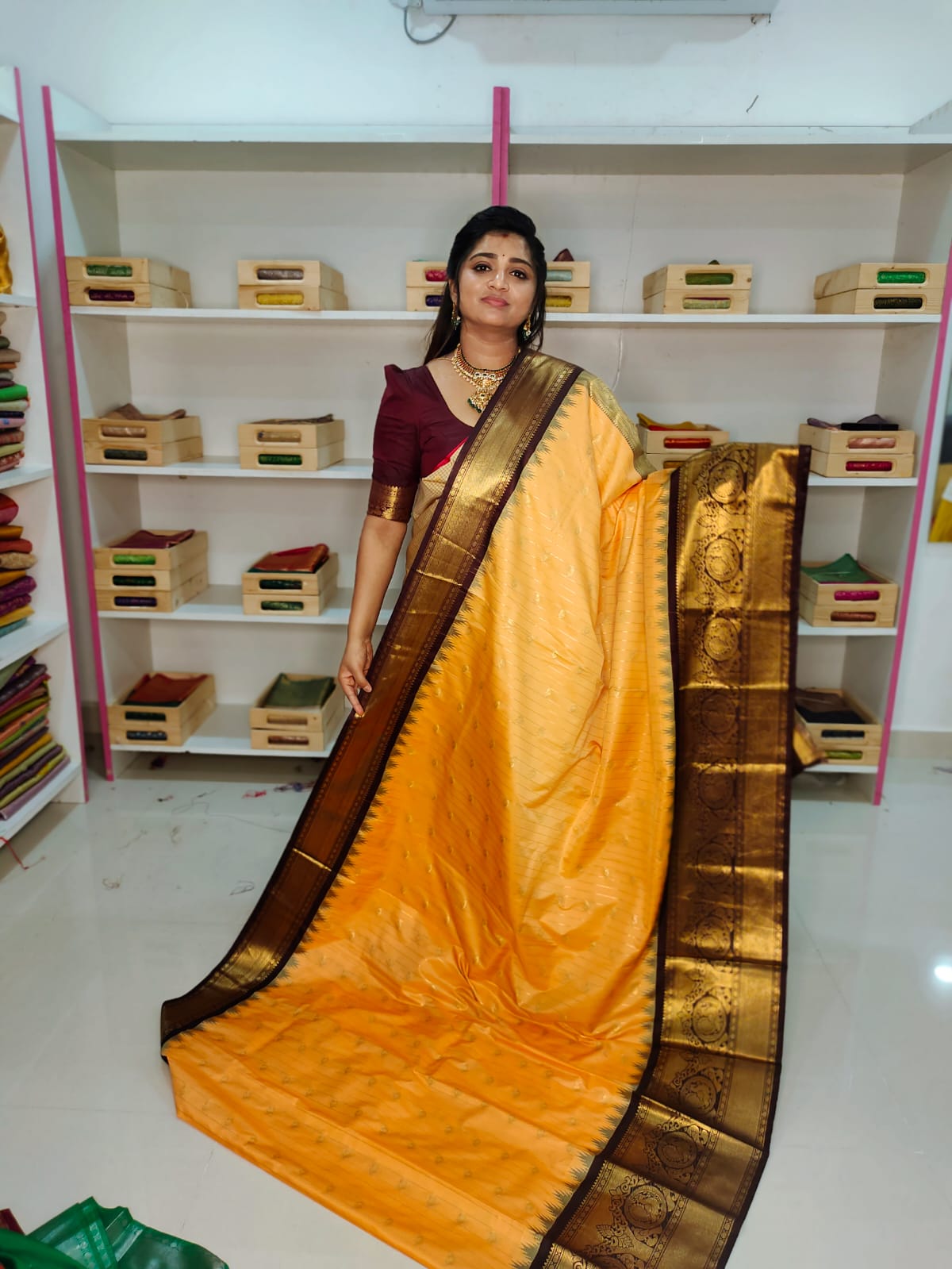 50% గద్వాల్ పట్టు చీరలను ఆఫర్ చేస్తాయి