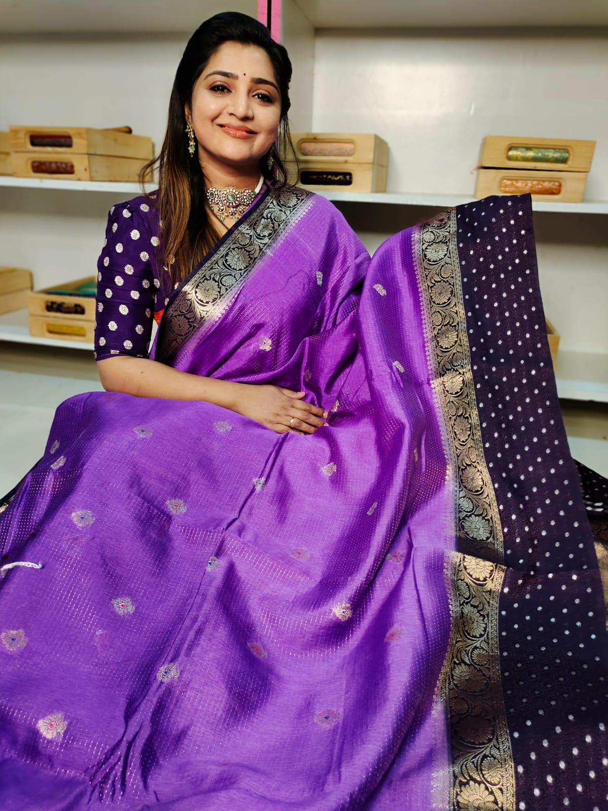 50% ఫ్యాన్సీ చీరలను అందిస్తారు