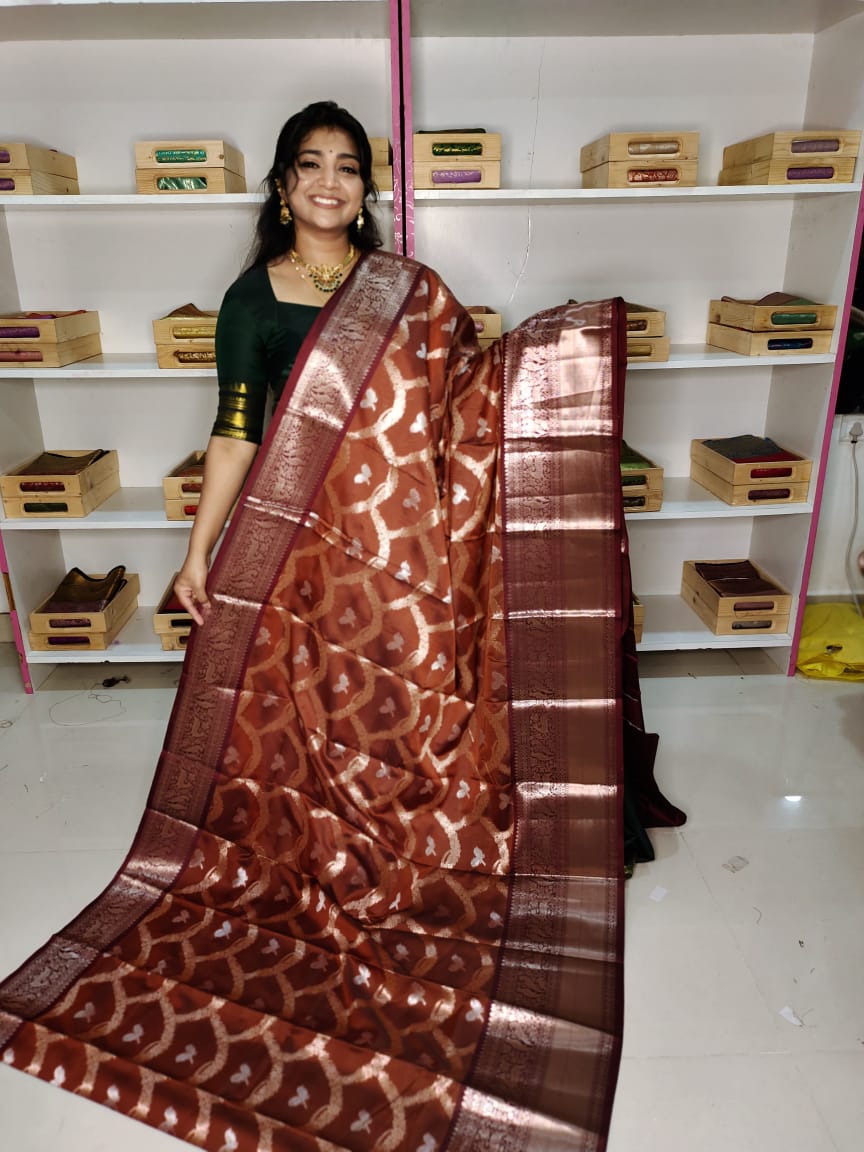 మృదువైన బనారసి పట్టు