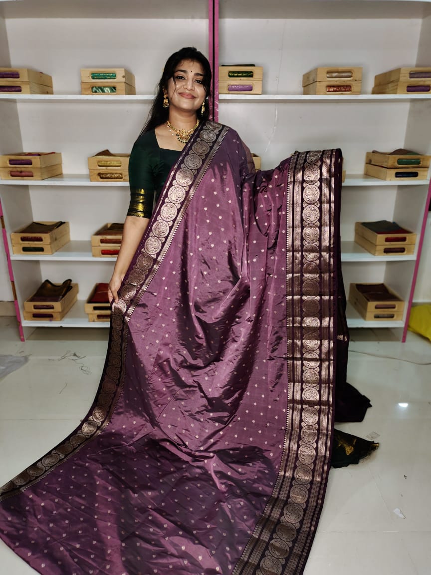 మృదువైన బనారసి పట్టు