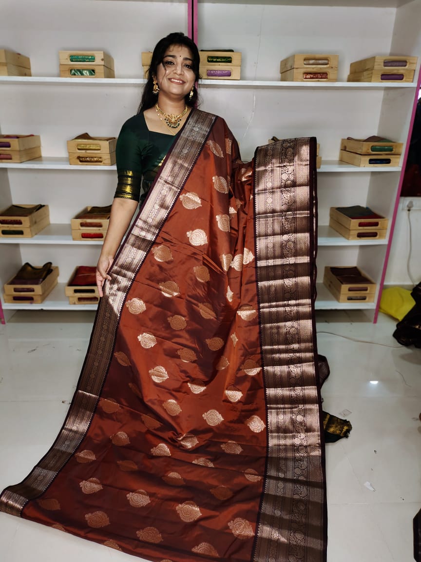 మృదువైన బనారసి పట్టు