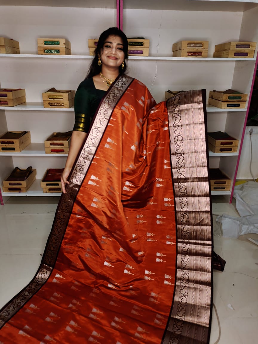 మృదువైన బనారసి పట్టు