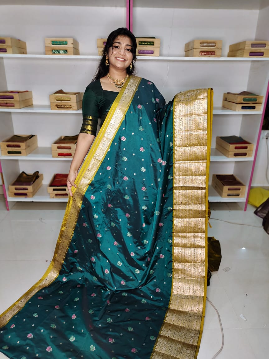 మృదువైన బనారసి పట్టు