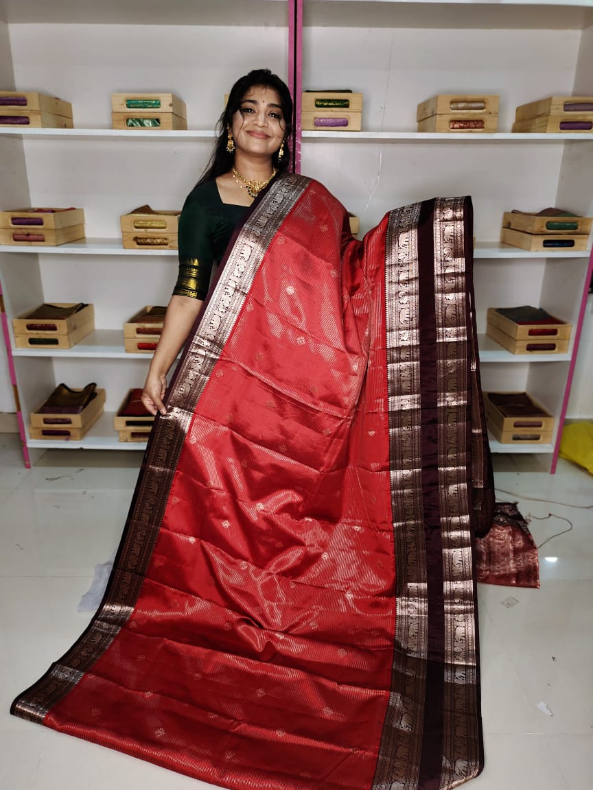 మృదువైన బనారసి పట్టు