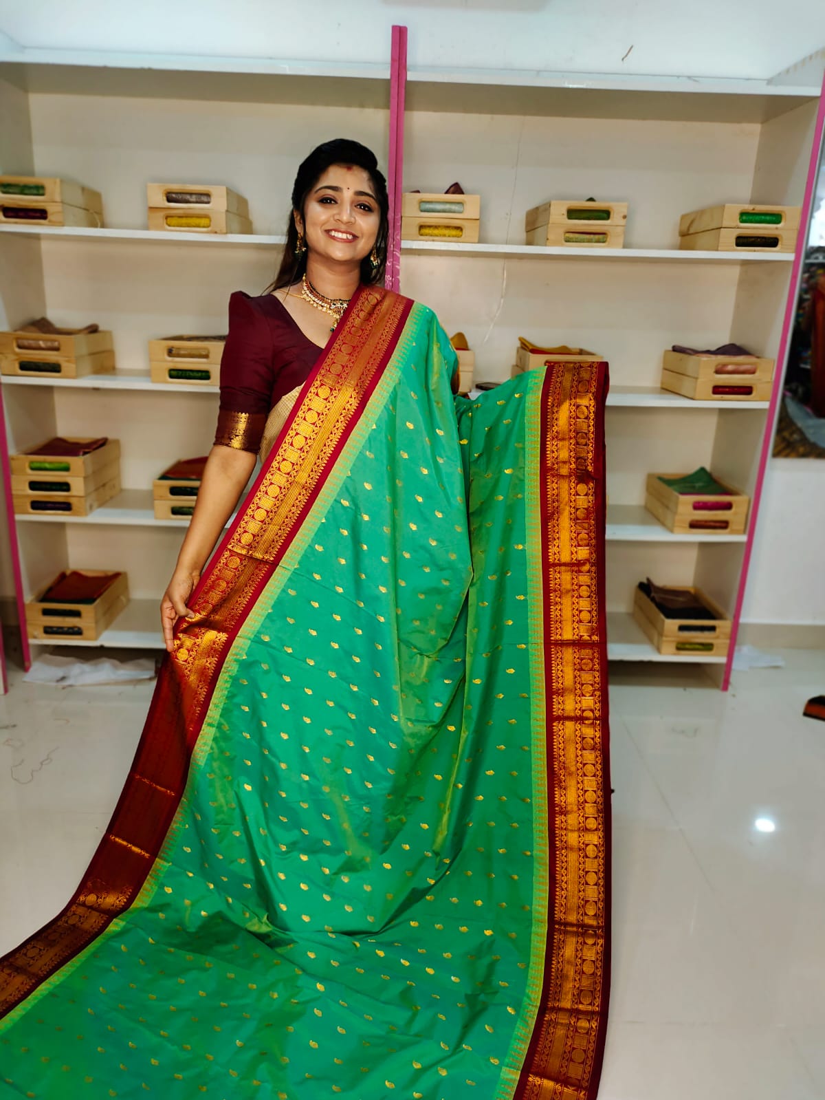 50% గద్వాల్ పట్టు చీరలను ఆఫర్ చేస్తాయి