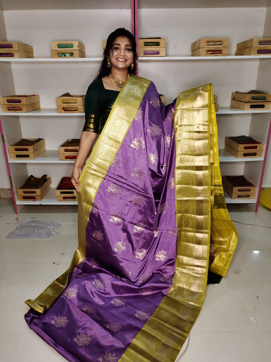 మృదువైన బనారసి పట్టు