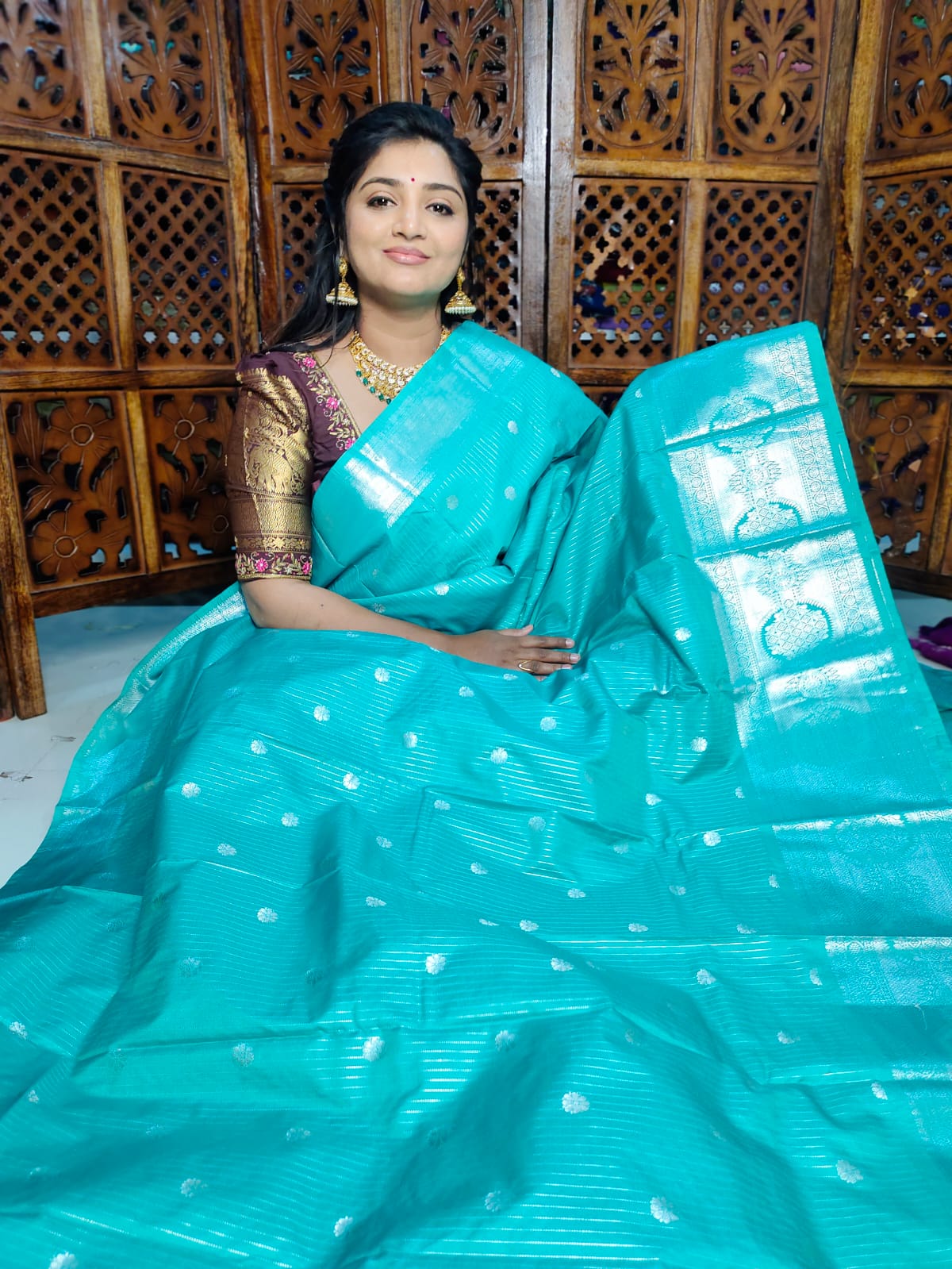 50% ఫ్యాన్సీ చీరలను అందిస్తారు