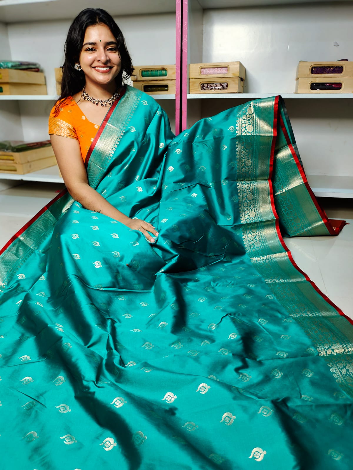 దీపావళికి చీరలు ఆఫర్ చేయండి